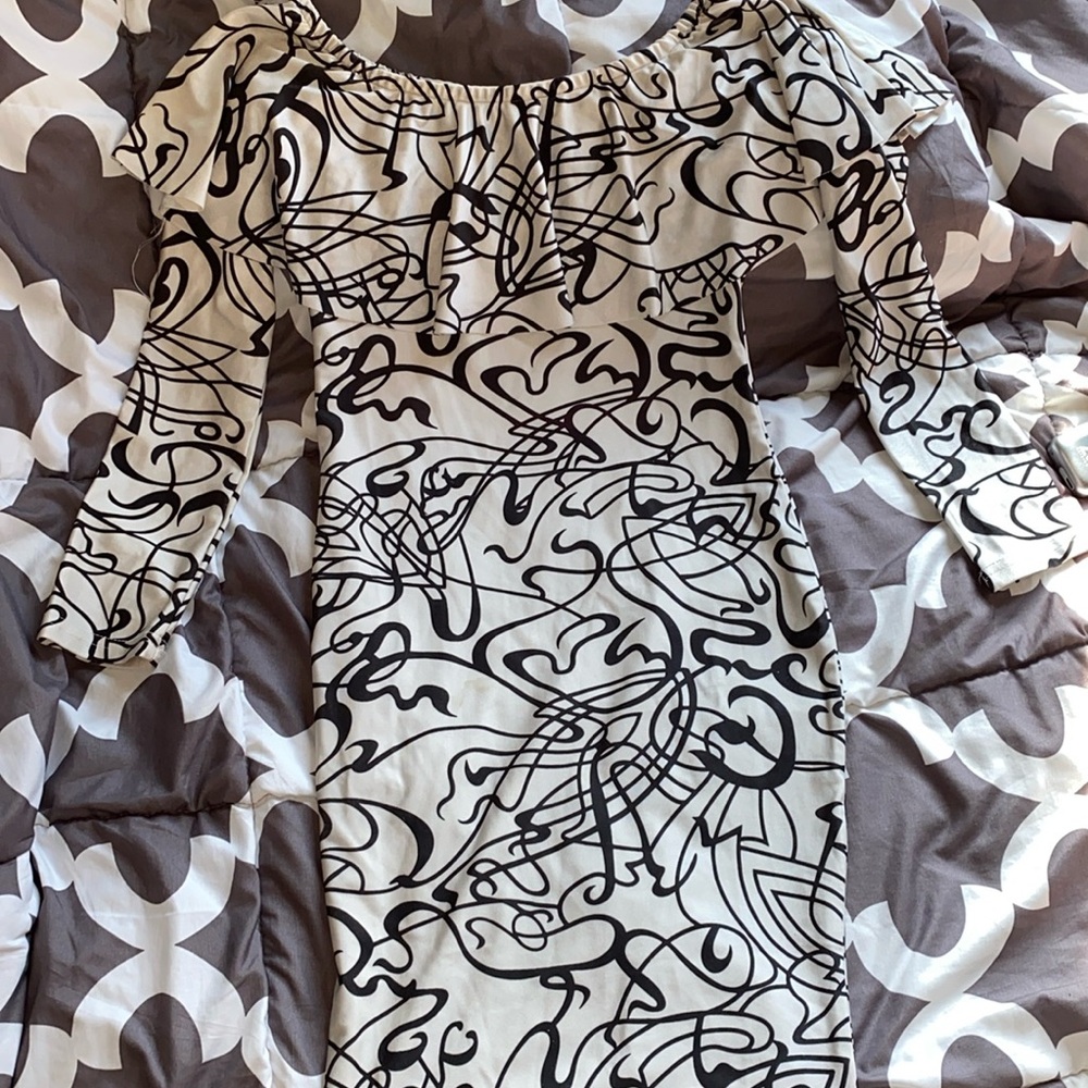 Abstract black/white off the shoulder dress Size:S